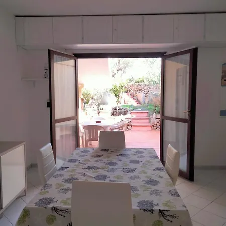 דירה Bilocale Con Giardino, 2 Minuti Dal Mare פאלאו